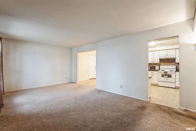 2757 W CENTRAL PARK Avenue, Davenport, IA 52804