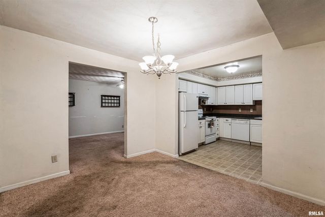 2757 W CENTRAL PARK Avenue, Davenport, IA 52804