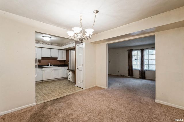 2757 W CENTRAL PARK Avenue, Davenport, IA 52804