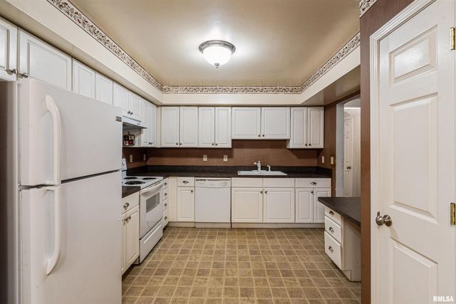 2757 W CENTRAL PARK Avenue, Davenport, IA 52804