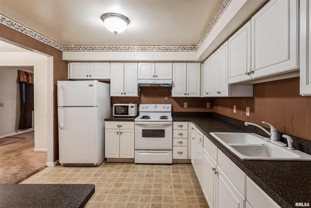 2757 W CENTRAL PARK Avenue, Davenport, IA 52804