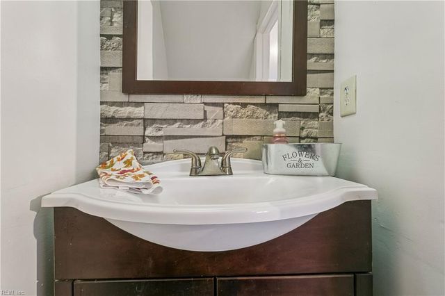 504 Hollomon DR, Hampton, VA 23666