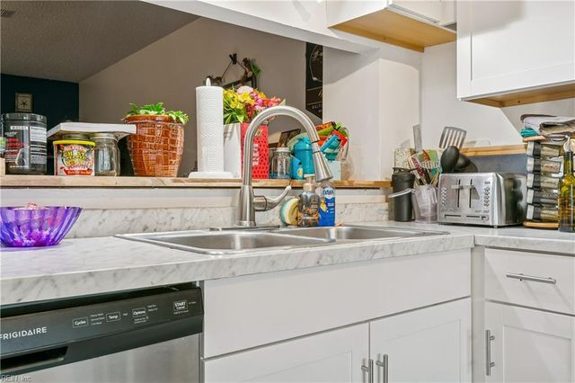 504 Hollomon DR, Hampton, VA 23666