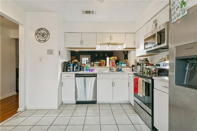 504 Hollomon DR, Hampton, VA 23666