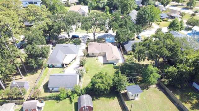 2106 Woodcrest Drive, Houston, TX 77018
