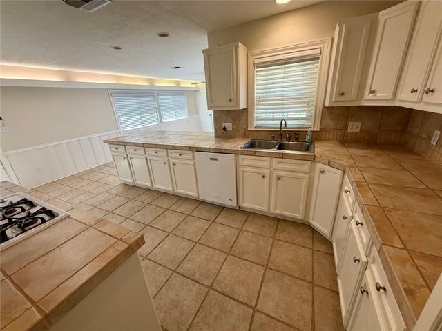 2106 Woodcrest Drive, Houston, TX 77018
