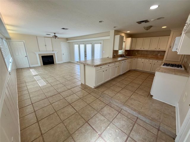 2106 Woodcrest Drive, Houston, TX 77018