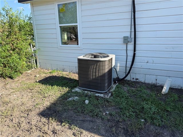 400 Austin St, George West, TX 78022