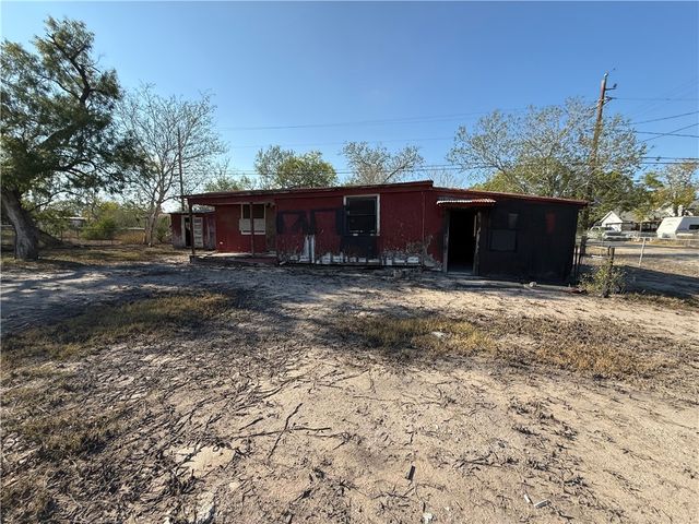 400 Austin St, George West, TX 78022
