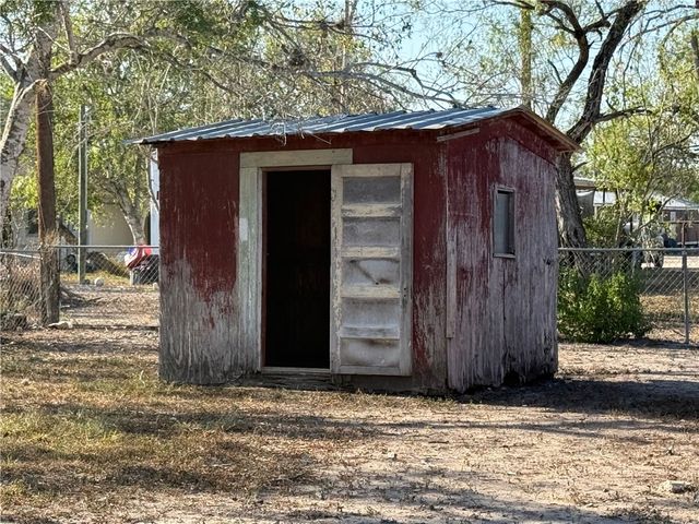 400 Austin St, George West, TX 78022