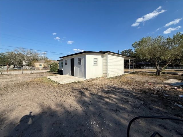 400 Austin St, George West, TX 78022