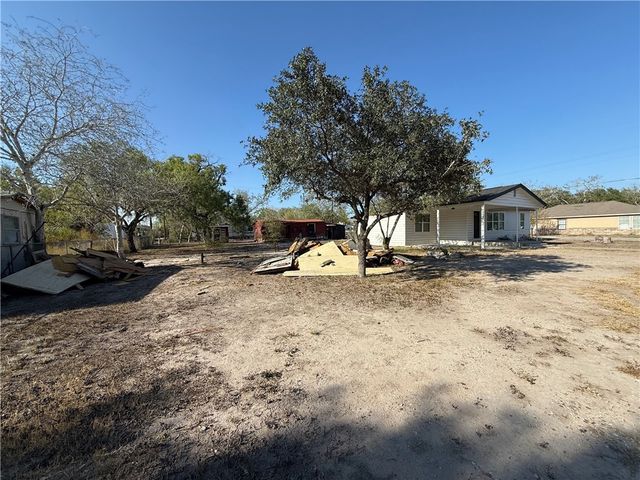 400 Austin St, George West, TX 78022