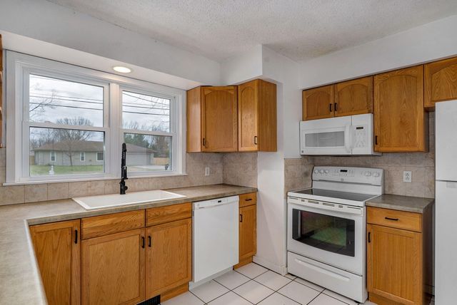 3231 W Farm Road 168, Springfield, MO 65807