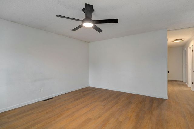 3231 W Farm Road 168, Springfield, MO 65807