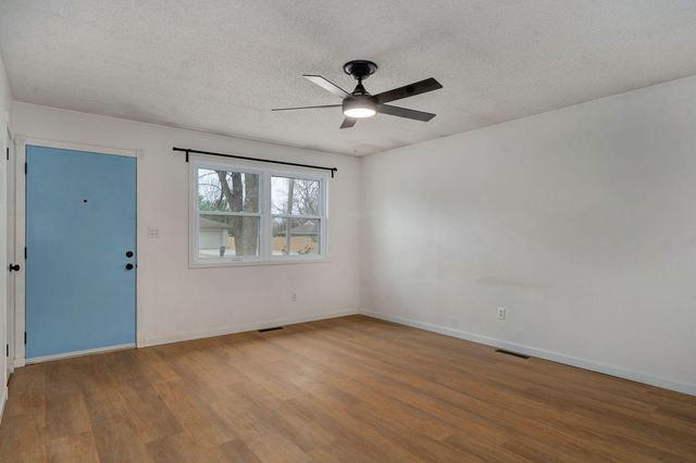 3231 W Farm Road 168, Springfield, MO 65807