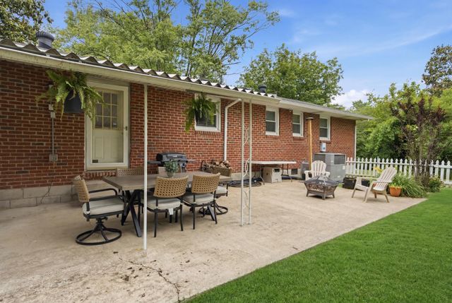 5004 W Durrett Dr, Nashville, TN 37211