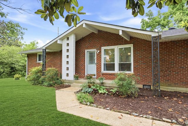5004 W Durrett Dr, Nashville, TN 37211