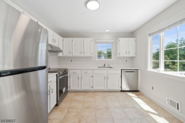 42 Shire Ct, Hillsborough Twp., NJ 08844