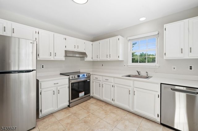42 Shire Ct, Hillsborough Twp., NJ 08844