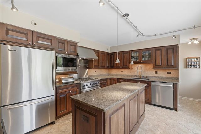 520 W Merri Oaks Road, Barrington Hills, IL 60010
