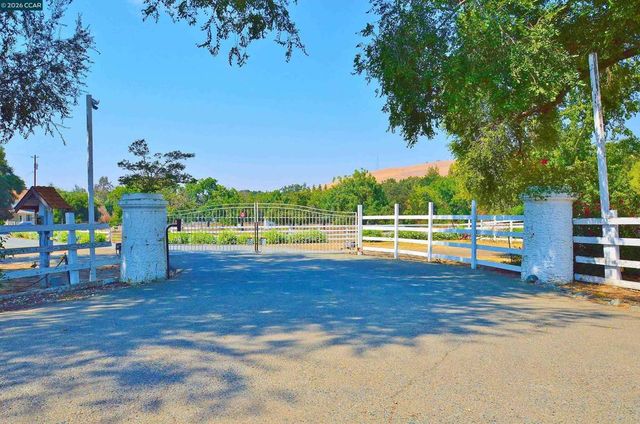 1295 Shell Cir, Clayton, CA 94517