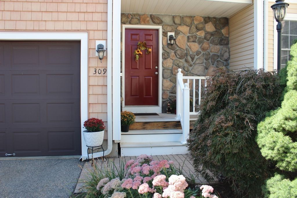 309 Hampton Way 309, Abington, MA 02351