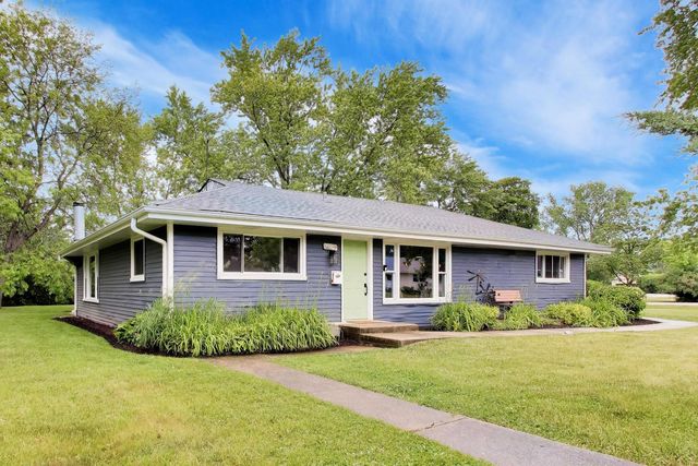 10 Rugby Road, Lake Zurich, IL 60047