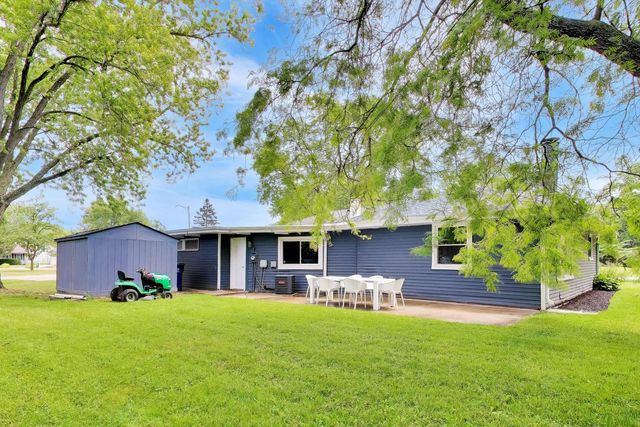 10 Rugby Road, Lake Zurich, IL 60047