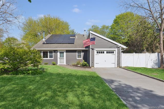 33 Nantucket Drive, Medford, NY 11763