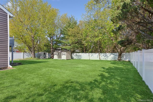 33 Nantucket Drive, Medford, NY 11763