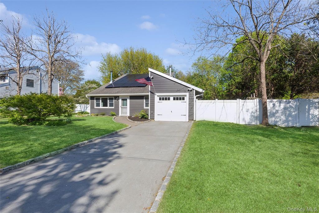 33 Nantucket Drive, Medford, NY 11763
