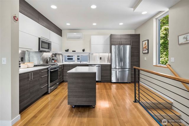 2833 3rd Avenue W, Seattle, WA 98119