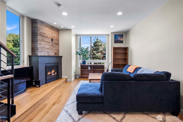 2833 3rd Avenue W, Seattle, WA 98119