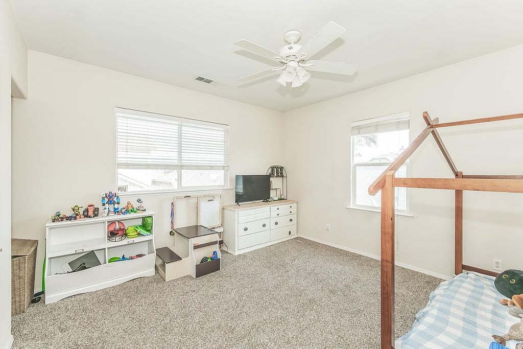 Image 13 of property listing at 717 W Tivoli Lane, Clovis, CA 93619