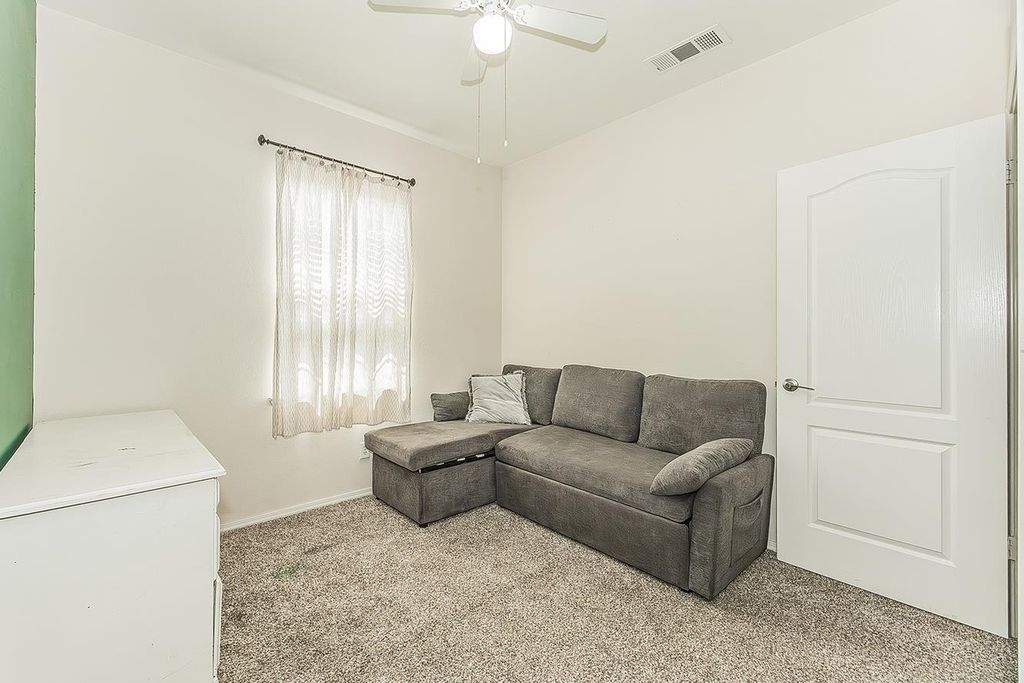 Image 18 of property listing at 717 W Tivoli Lane, Clovis, CA 93619