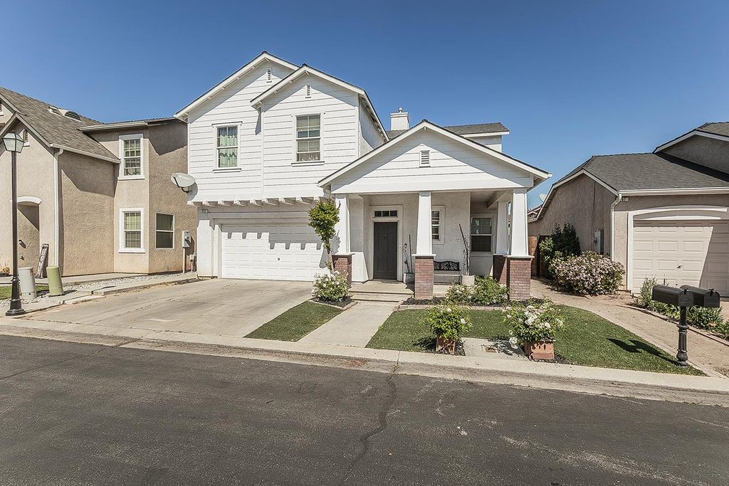 Image 2 of property listing at 717 W Tivoli Lane, Clovis, CA 93619