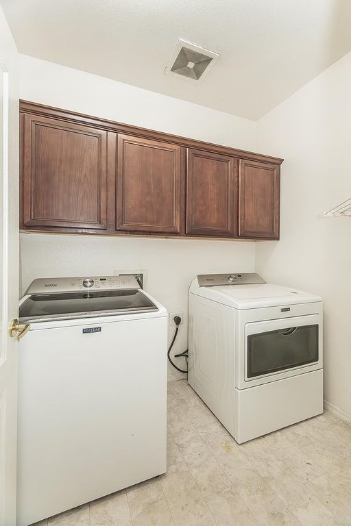 Image 20 of property listing at 717 W Tivoli Lane, Clovis, CA 93619