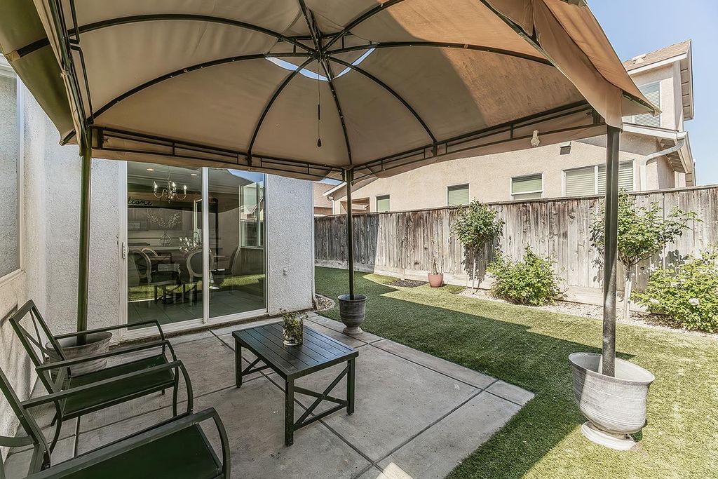 Image 21 of property listing at 717 W Tivoli Lane, Clovis, CA 93619