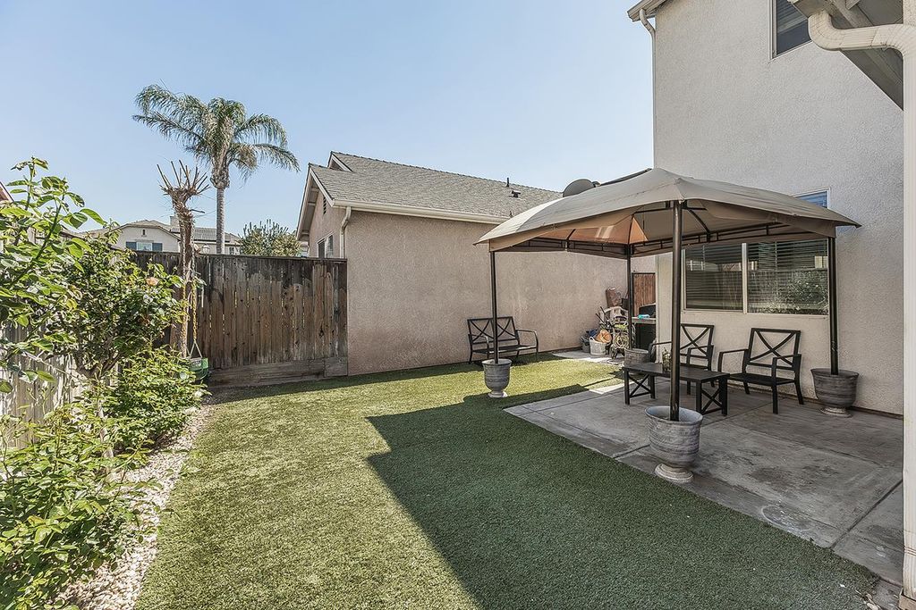 Image 24 of property listing at 717 W Tivoli Lane, Clovis, CA 93619