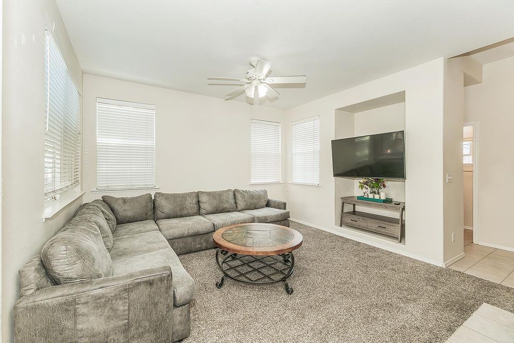 Image 4 of property listing at 717 W Tivoli Lane, Clovis, CA 93619