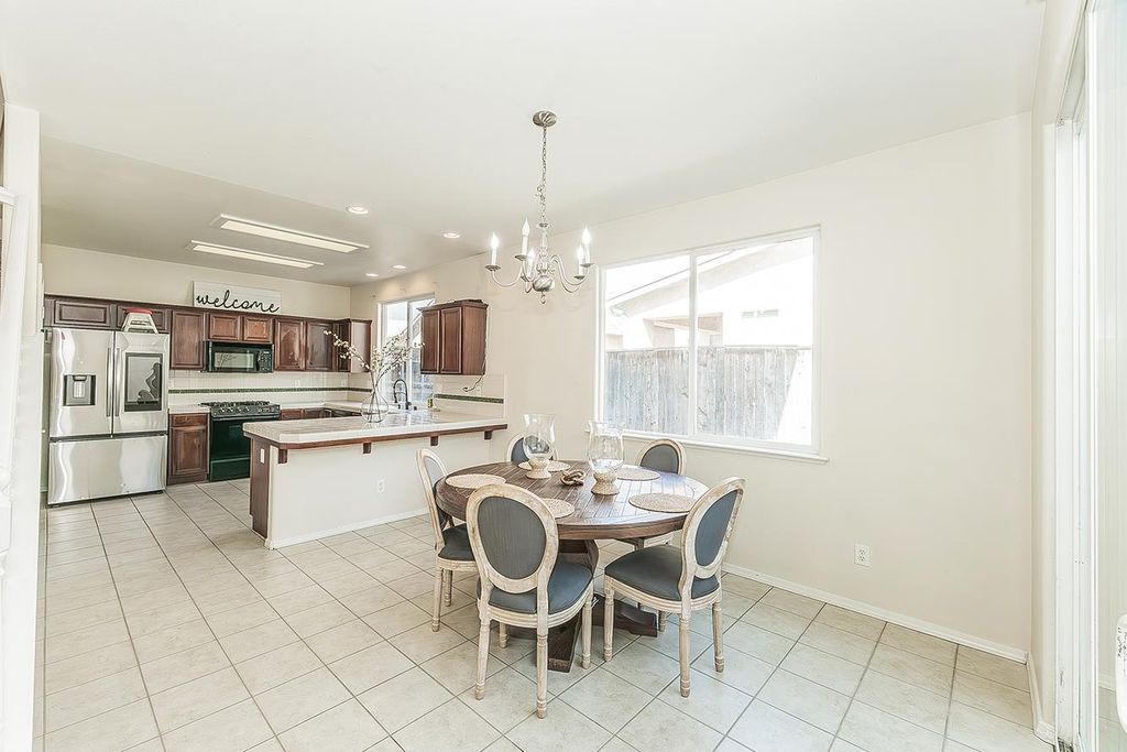 Image 5 of property listing at 717 W Tivoli Lane, Clovis, CA 93619