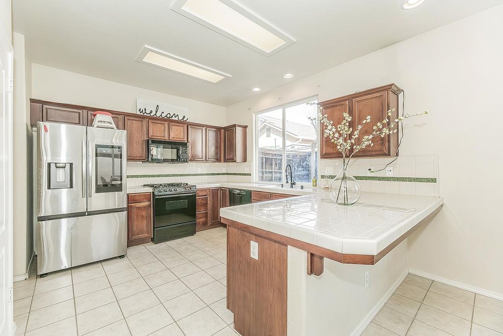 Image 6 of property listing at 717 W Tivoli Lane, Clovis, CA 93619