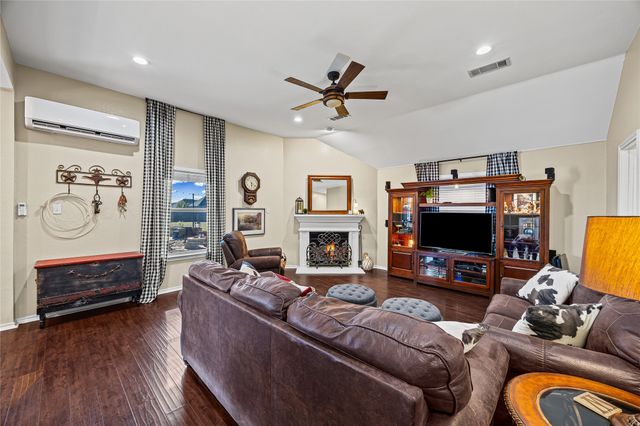 112 Springfield Lane, Red Oak, TX 75165