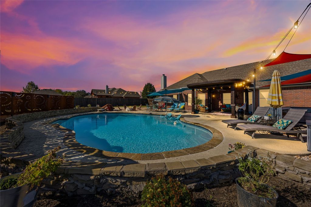 112 Springfield Lane, Red Oak, TX 75165