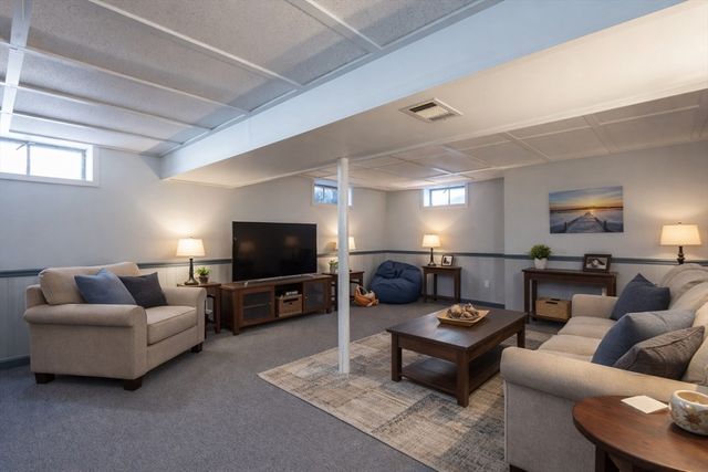 78 Greenbrier Dr, New Bedford, MA 02745