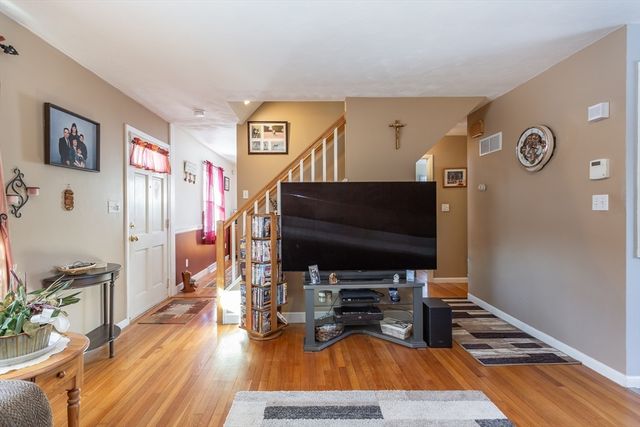 78 Greenbrier Dr, New Bedford, MA 02745