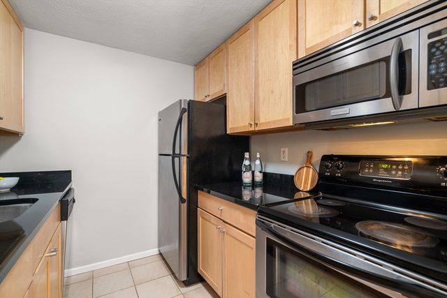 84 Grant St 12, Somerville, MA 02145