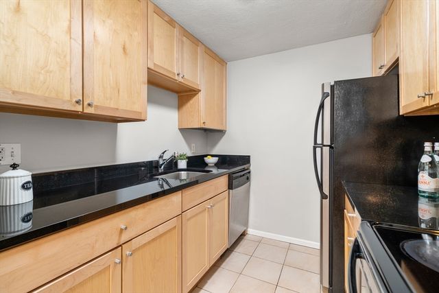 84 Grant St 12, Somerville, MA 02145