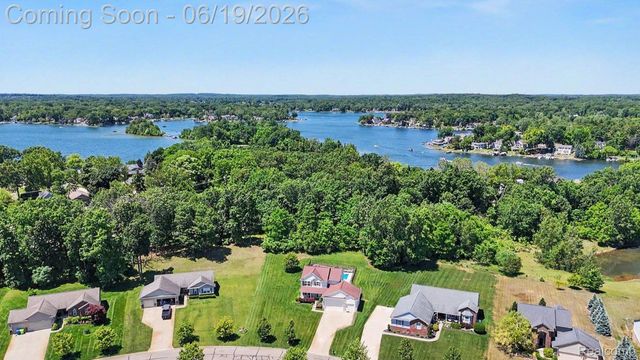 3455 N Quarry Creek Drive, White Lake Charter Township, MI 48383