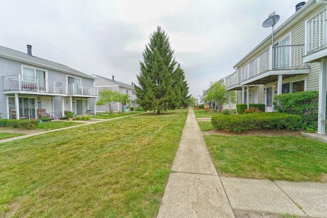 389 Meadow Green Lane 1, Round Lake Beach, IL 60073